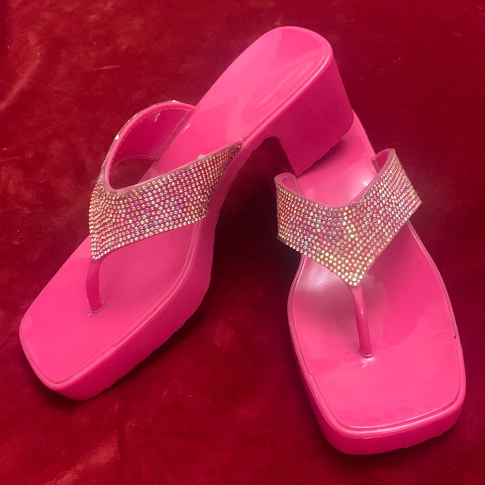 Rouge Helium Hot Pink Sparkly Strappy Thong Rubber Sandals 2” Block Heel Sz 8
